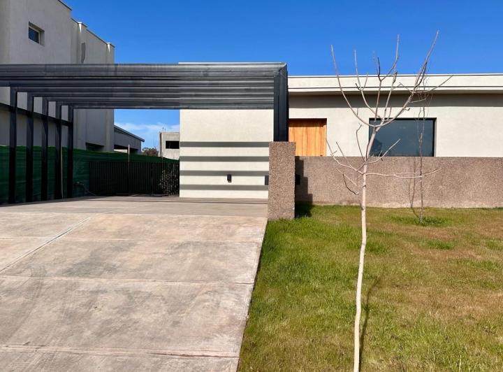 Casa · 204m² · 5 Ambientes · 2 Cocheras
