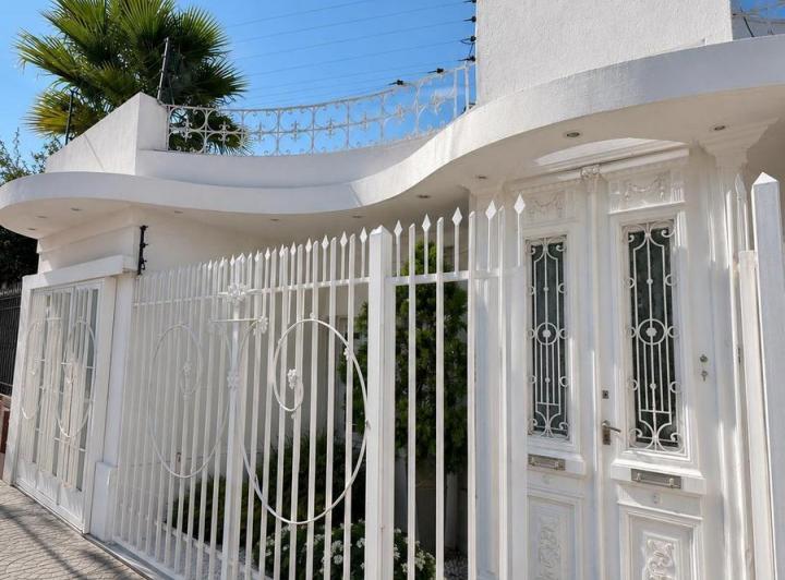 Casa · 245m² · 2 Dormitorios · 1 Cochera