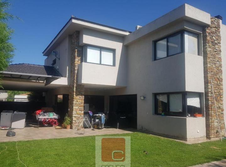 Casa · 249m² · 4 Ambientes · 1 Cochera