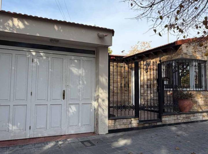 Casa · 150m² · 5 Ambientes · 2 Cocheras