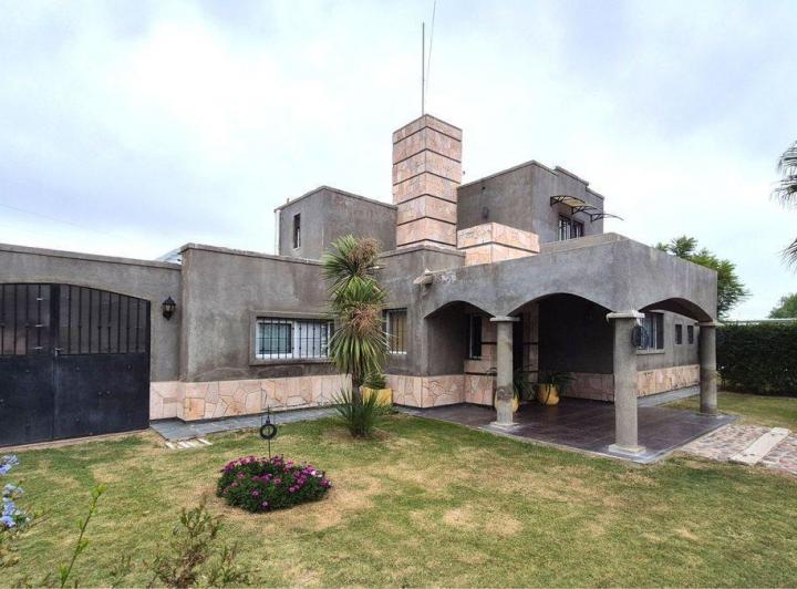 Casa · 350m² · 6 Ambientes · 3 Cocheras