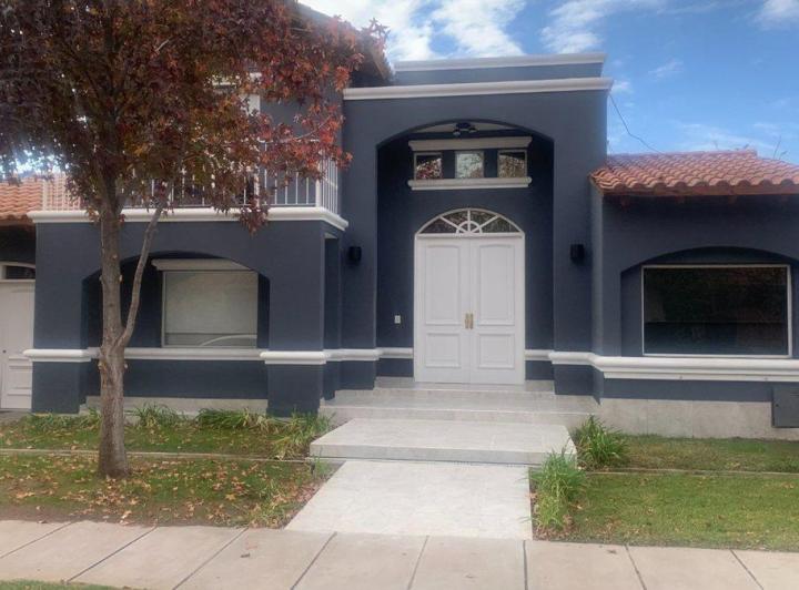 Casa · 320m² · 6 Ambientes · 2 Cocheras