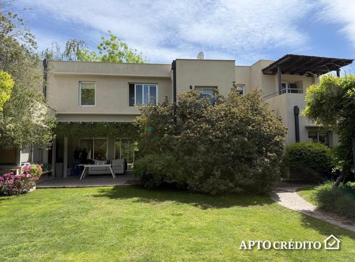 Casa · 370m² · 4 Dormitorios · 2 Cocheras