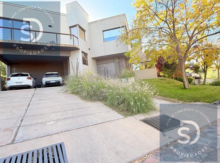 Casa · 356m² · 3 Dormitorios · 2 Cocheras