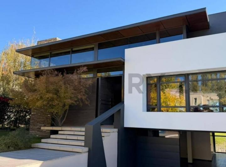 Casa · 550m² · 10 Ambientes · 3 Cocheras