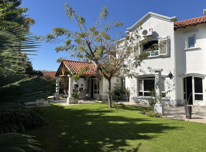 Casa · 319m² · 6 Ambientes · 1 Cochera