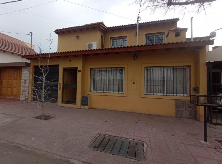 Casa · 220m² · 7 Ambientes · 1 Cochera