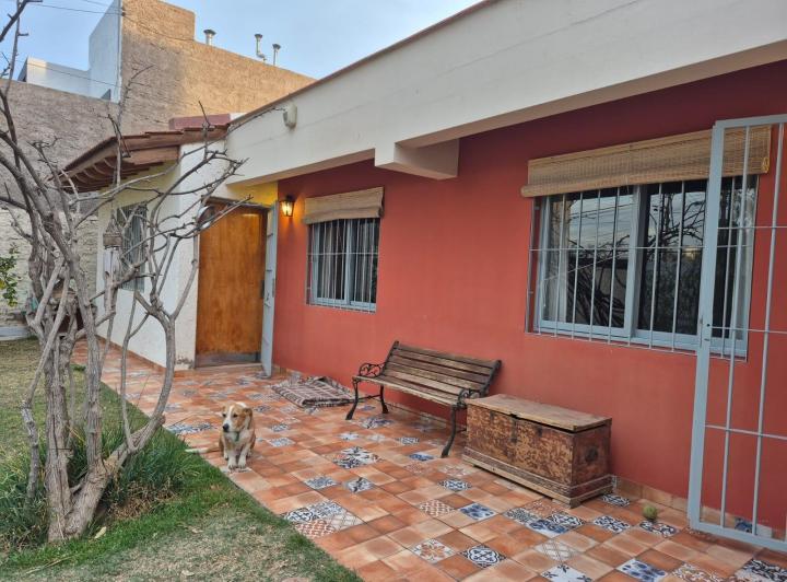 Casa · 140m² · 8 Ambientes · 2 Cocheras