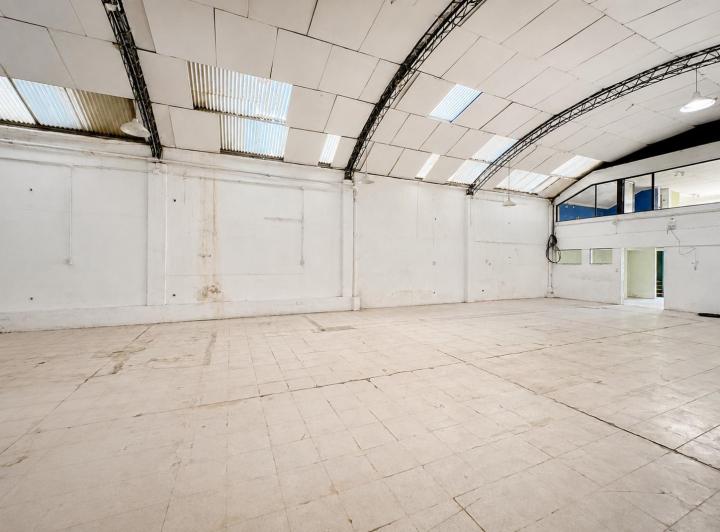 Bodega-Galpón · 389m² · 6 Ambientes