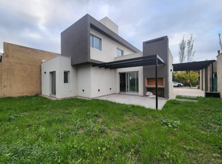 Casa · 150m² · 3 Ambientes · 2 Cocheras