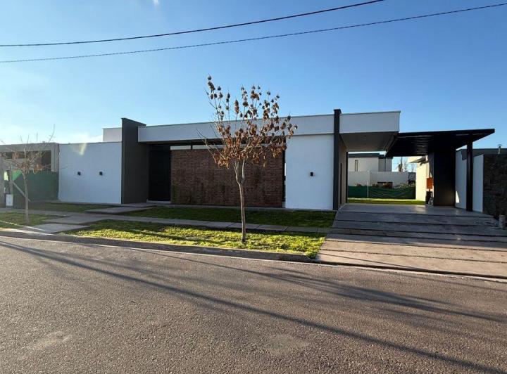 Casa · 193m² · 4 Ambientes · 2 Cocheras