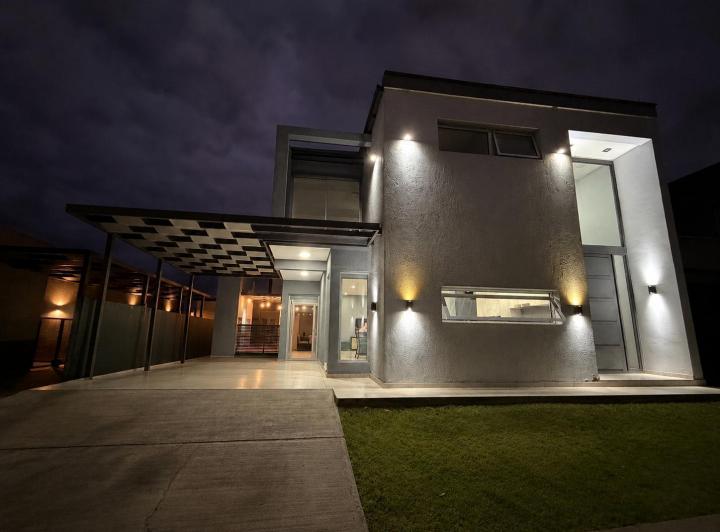 Casa · 234m² · 5 Ambientes · 2 Cocheras