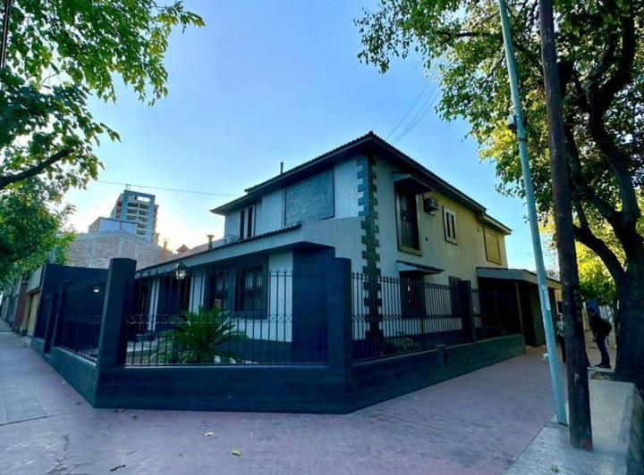 Casa · 291m² · 7 Ambientes · 4 Cocheras
