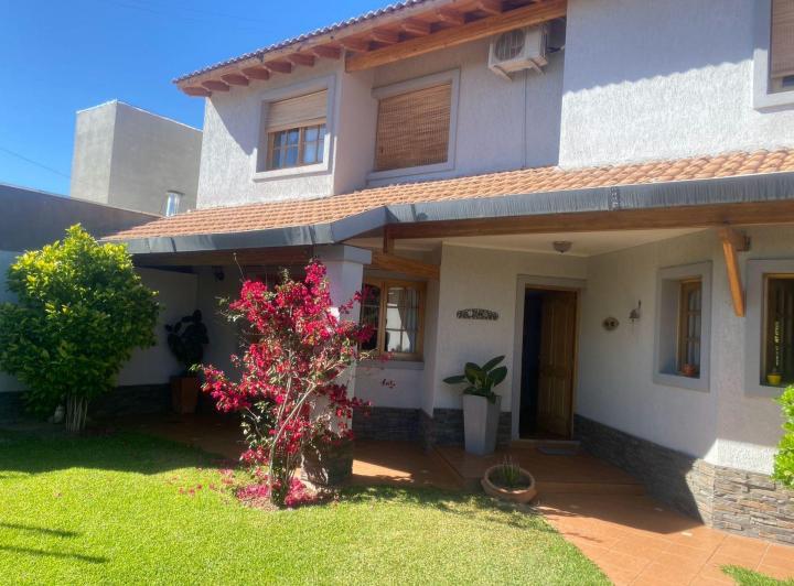 Casa · 190m² · 6 Ambientes · 3 Cocheras