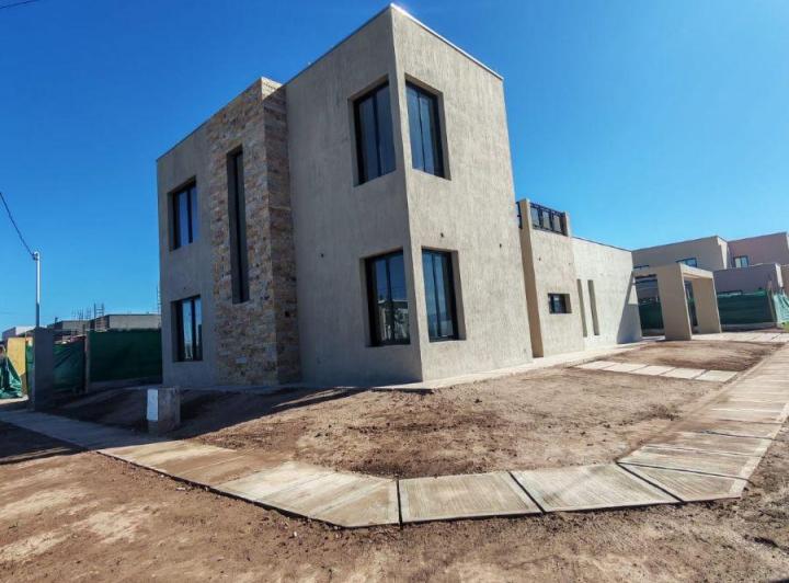 Casa · 188m² · 5 Ambientes · 2 Cocheras