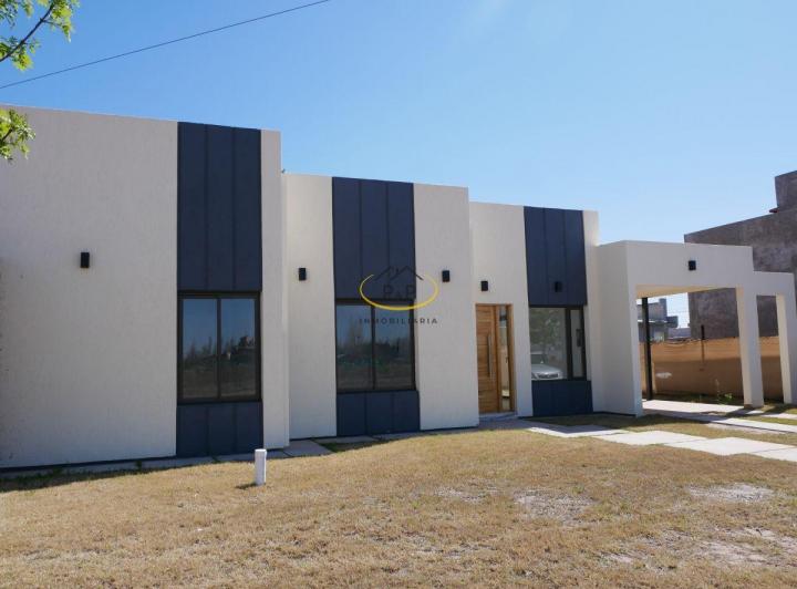 Casa · 110m² · 3 Ambientes · 2 Cocheras