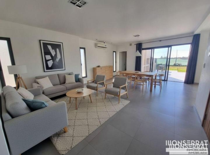 Casa · 261m² · 3 Ambientes · 2 Cocheras
