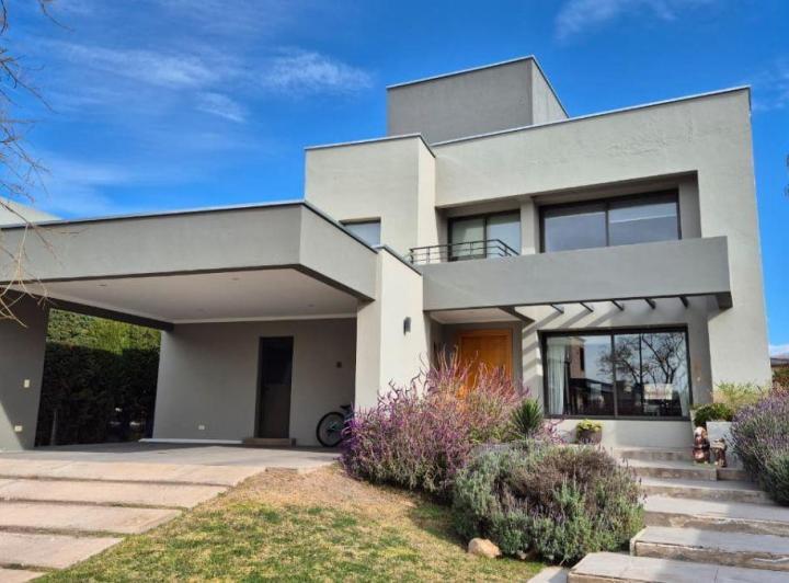 Casa · 438m² · 6 Ambientes · 2 Cocheras