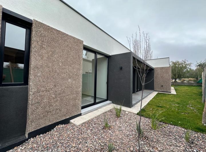 Casa · 500m² · 4 Ambientes · 2 Cocheras