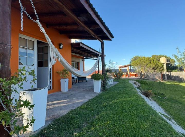 Casa · 210m² · 8 Ambientes · 3 Cocheras