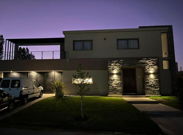 Casa · 360m² · 9 Ambientes · 2 Cocheras