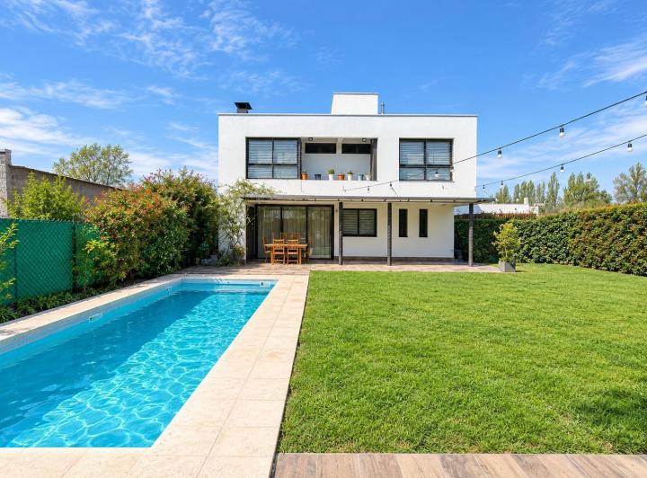 Casa · 260m² · 4 Dormitorios · 2 Cocheras