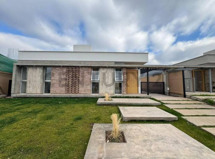 Casa · 105m² · 4 Ambientes · 1 Cochera