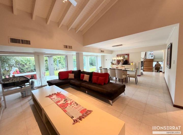Casa · 328m² · 7 Ambientes · 2 Cocheras