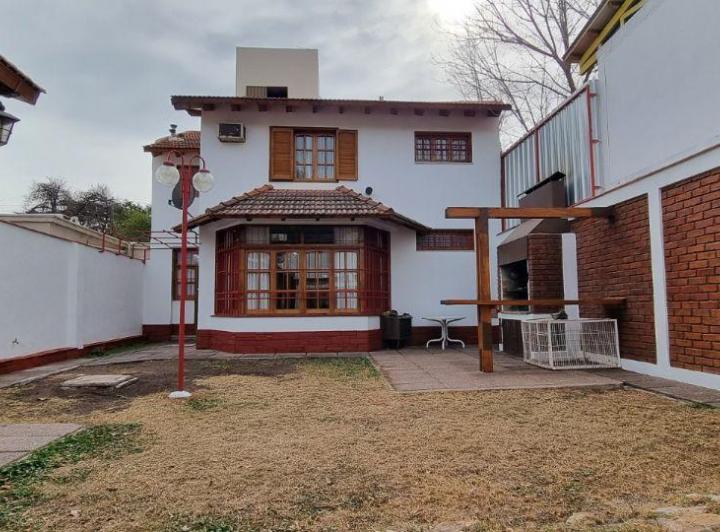 Casa · 200m² · 5 Ambientes · 2 Cocheras