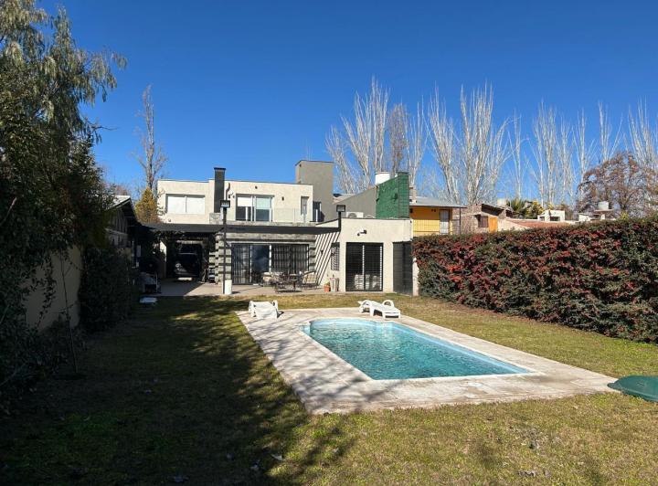 Casa · 205m² · 4 Ambientes · 3 Cocheras