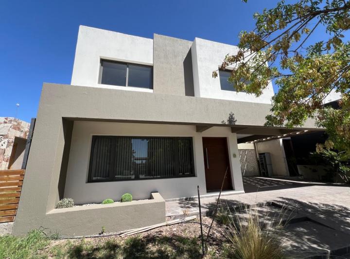 Casa · 220m² · 6 Ambientes · 2 Cocheras