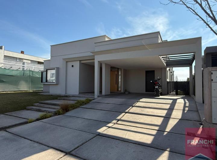 Casa · 209m² · 6 Ambientes · 2 Cocheras