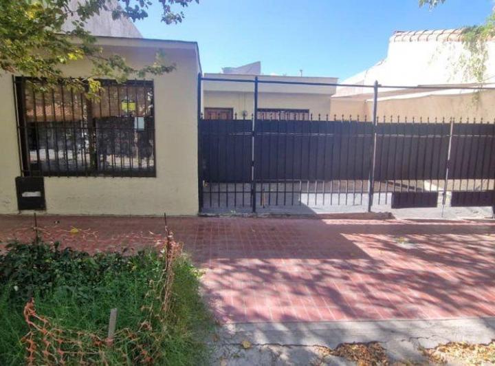 Casa · 160m² · 8 Ambientes · 1 Cochera