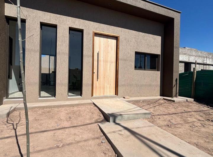 Casa · 130m² · 5 Ambientes · 2 Cocheras