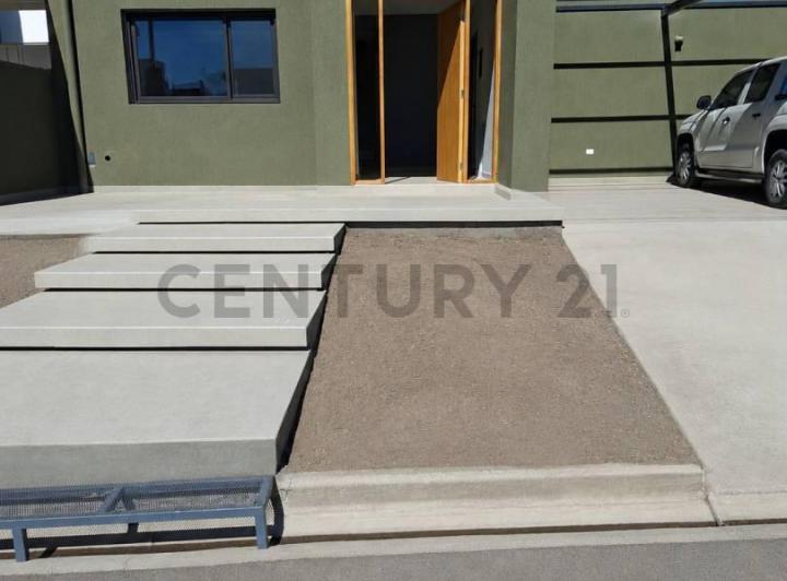 Casa · 170m² · 5 Ambientes · 2 Cocheras