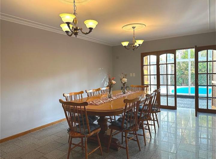 Casa · 366m² · 6 Ambientes · 4 Cocheras