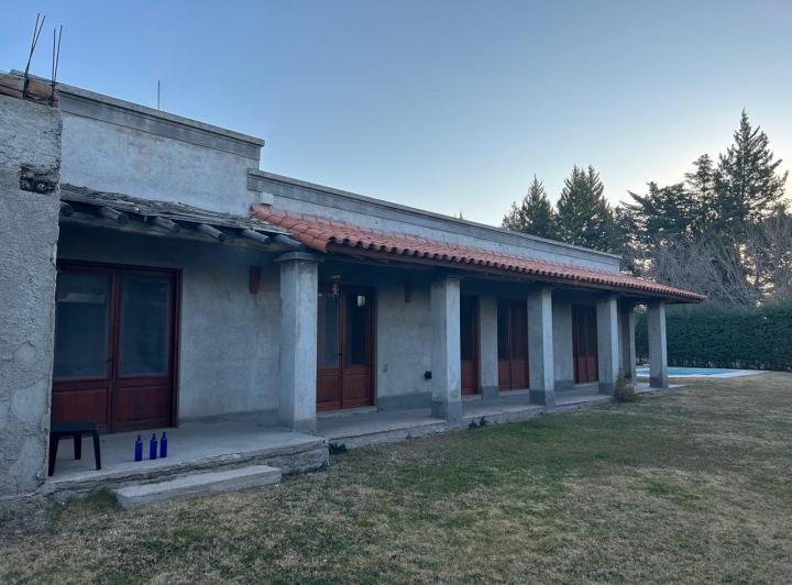Casa · 210m² · 6 Ambientes · 3 Cocheras