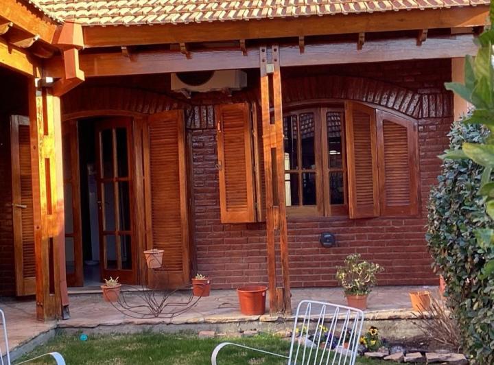 Casa · 254m² · 8 Ambientes · 2 Cocheras