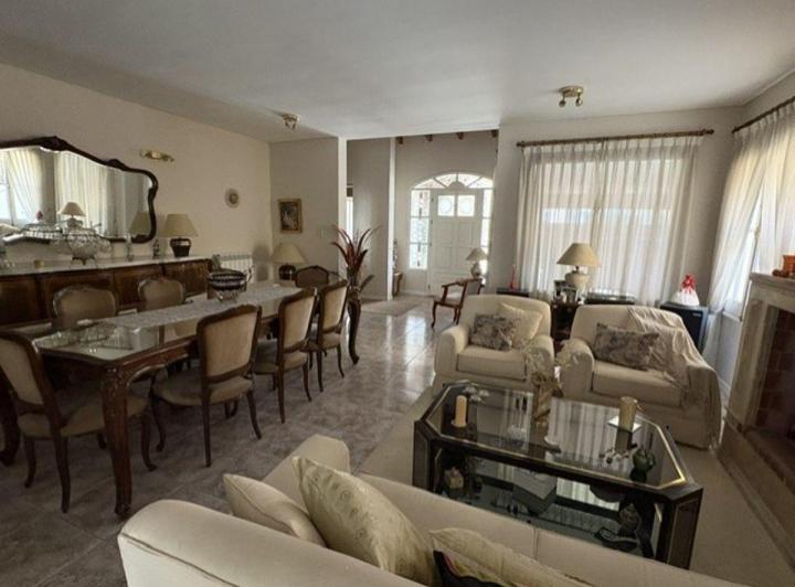 Casa · 230m² · 8 Ambientes · 2 Cocheras
