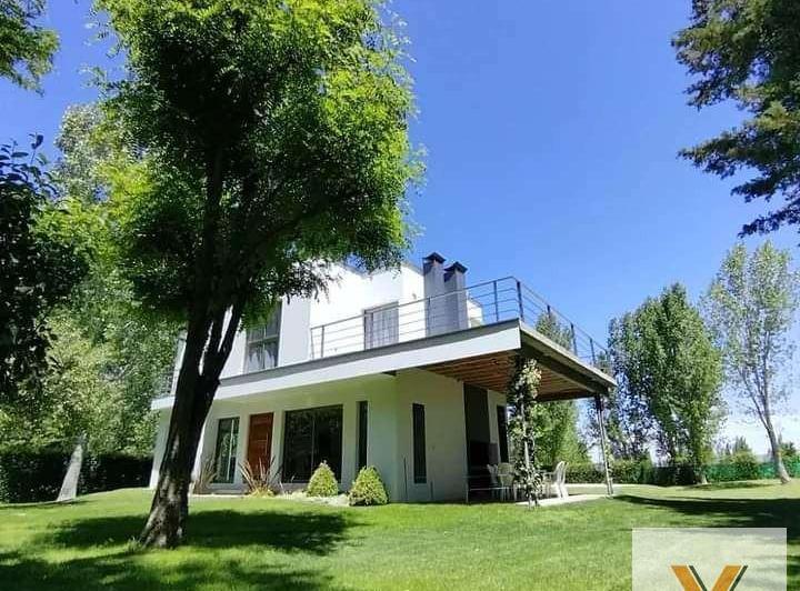 Casa · 240m² · 5 Ambientes · 3 Cocheras