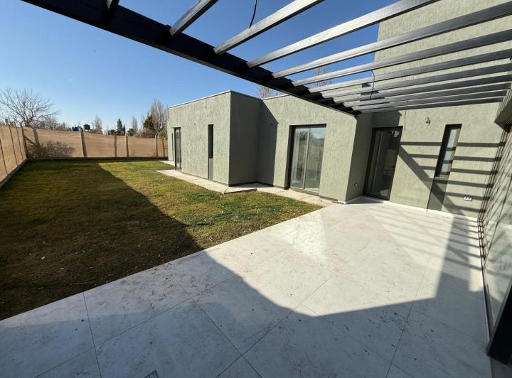 Casa · 155m² · 6 Ambientes · 2 Cocheras