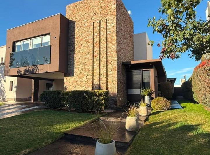 Casa · 320m² · 10 Ambientes · 2 Cocheras