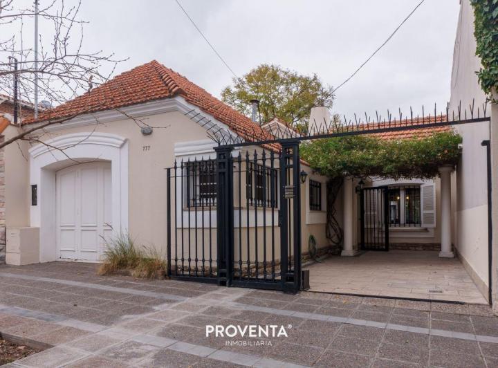 Casa · 210m² · 6 Ambientes · 2 Cocheras