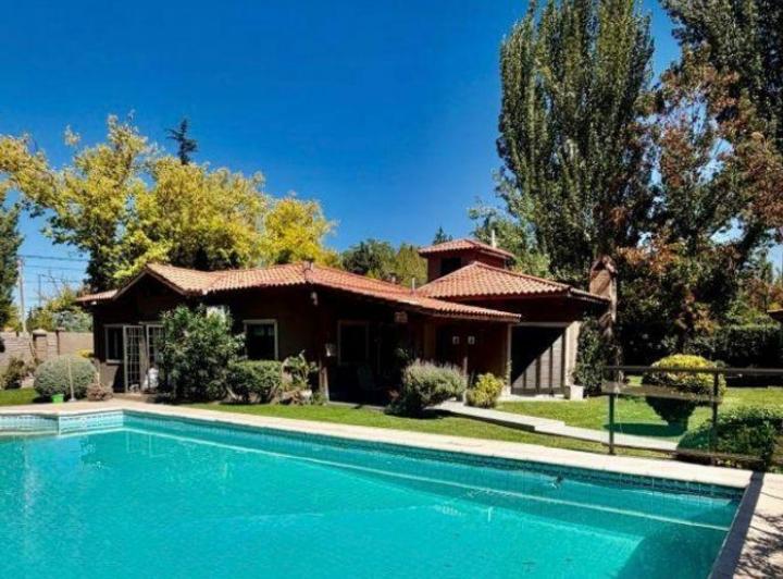 Casa · 300m² · 8 Ambientes · 3 Cocheras