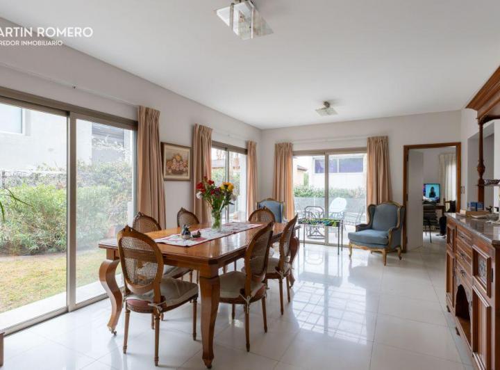 Casa · 256m² · 10 Ambientes · 1 Cochera
