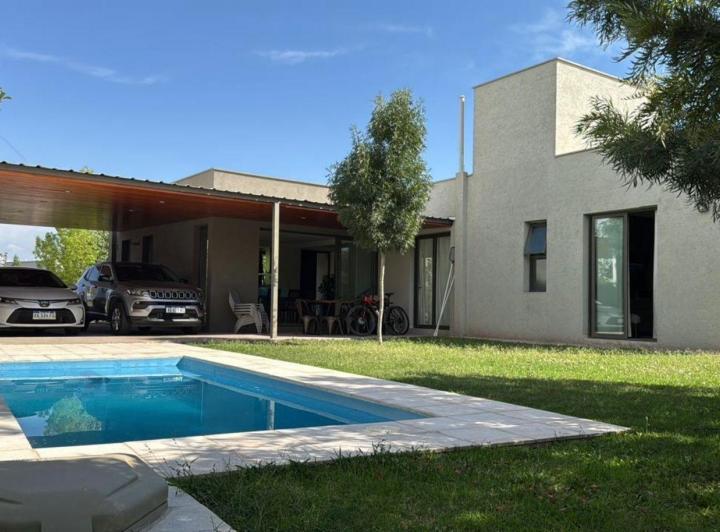 Casa · 136m² · 4 Ambientes · 2 Cocheras