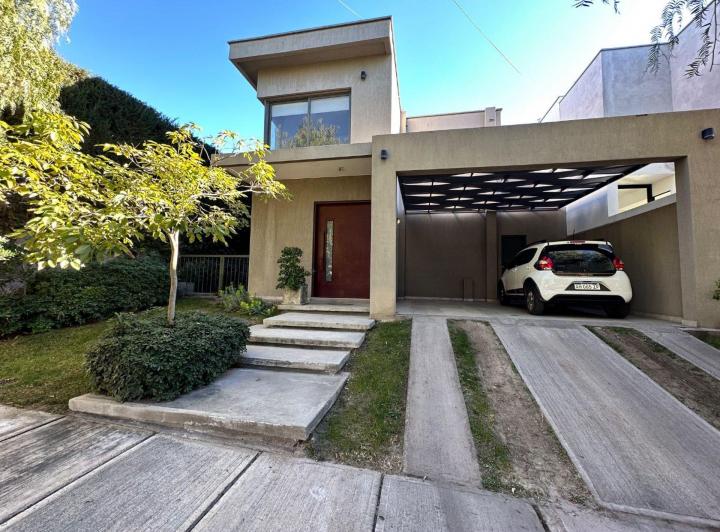 Casa · 164m² · 6 Ambientes · 2 Cocheras