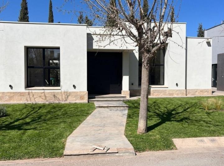 Casa · 150m² · 5 Ambientes · 2 Cocheras