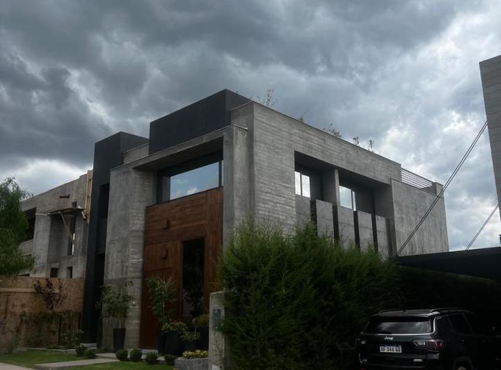 Casa · 240m² · 4 Ambientes · 1 Cochera