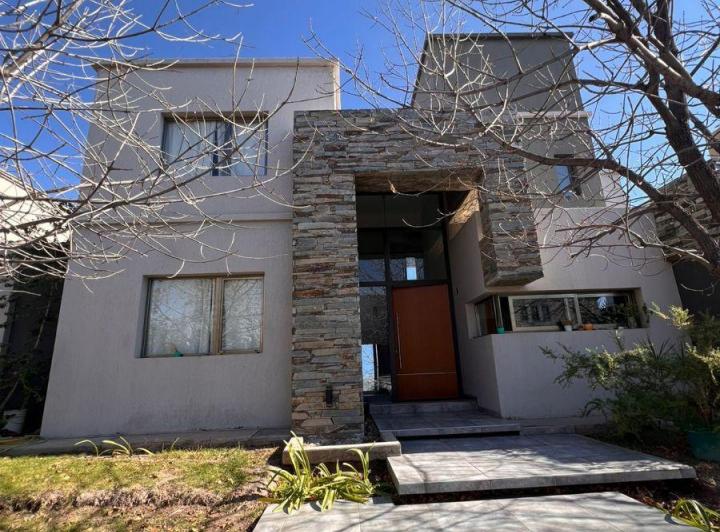 Casa · 300m² · 5 Ambientes · 1 Cochera